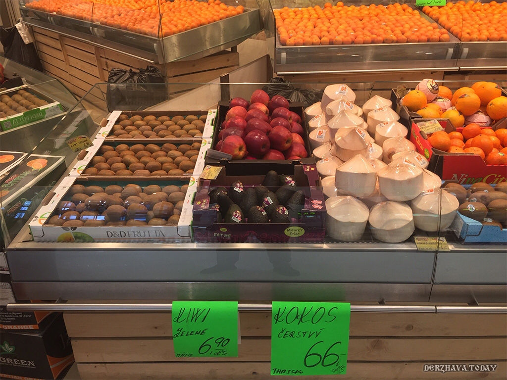 У продавца на прилавке лежало 35. Испанский витрина с фруктами. Красивая выкладка испанский рынок. Витрина фруктов и овощей в Испании. Как красиво выложить фрукты на витрину.